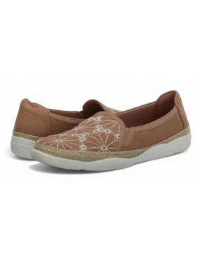 Clarks Elaina Harbor Floral Embroidered Shoes in Warm Beige NWT Size 9 Wide